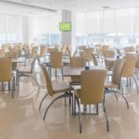Whiz Hotel Cikini Jakarta Eksteriør billede