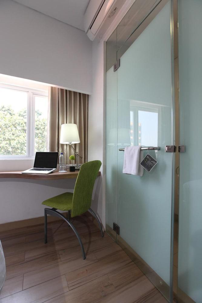Whiz Hotel Cikini Jakarta Eksteriør billede