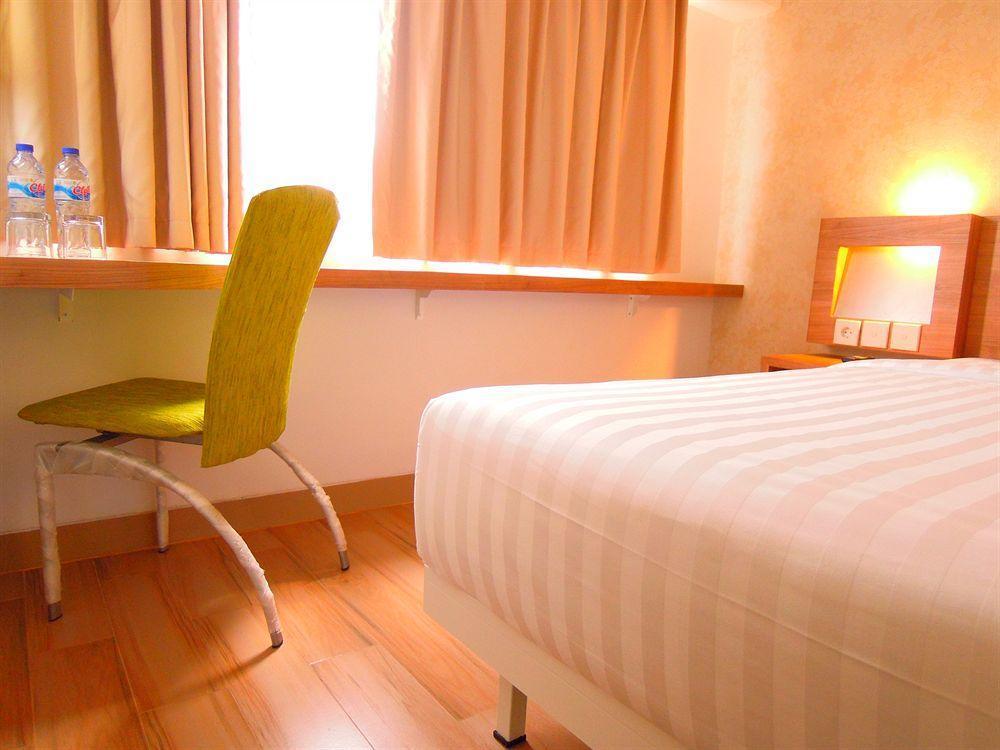 Whiz Hotel Cikini Jakarta Eksteriør billede
