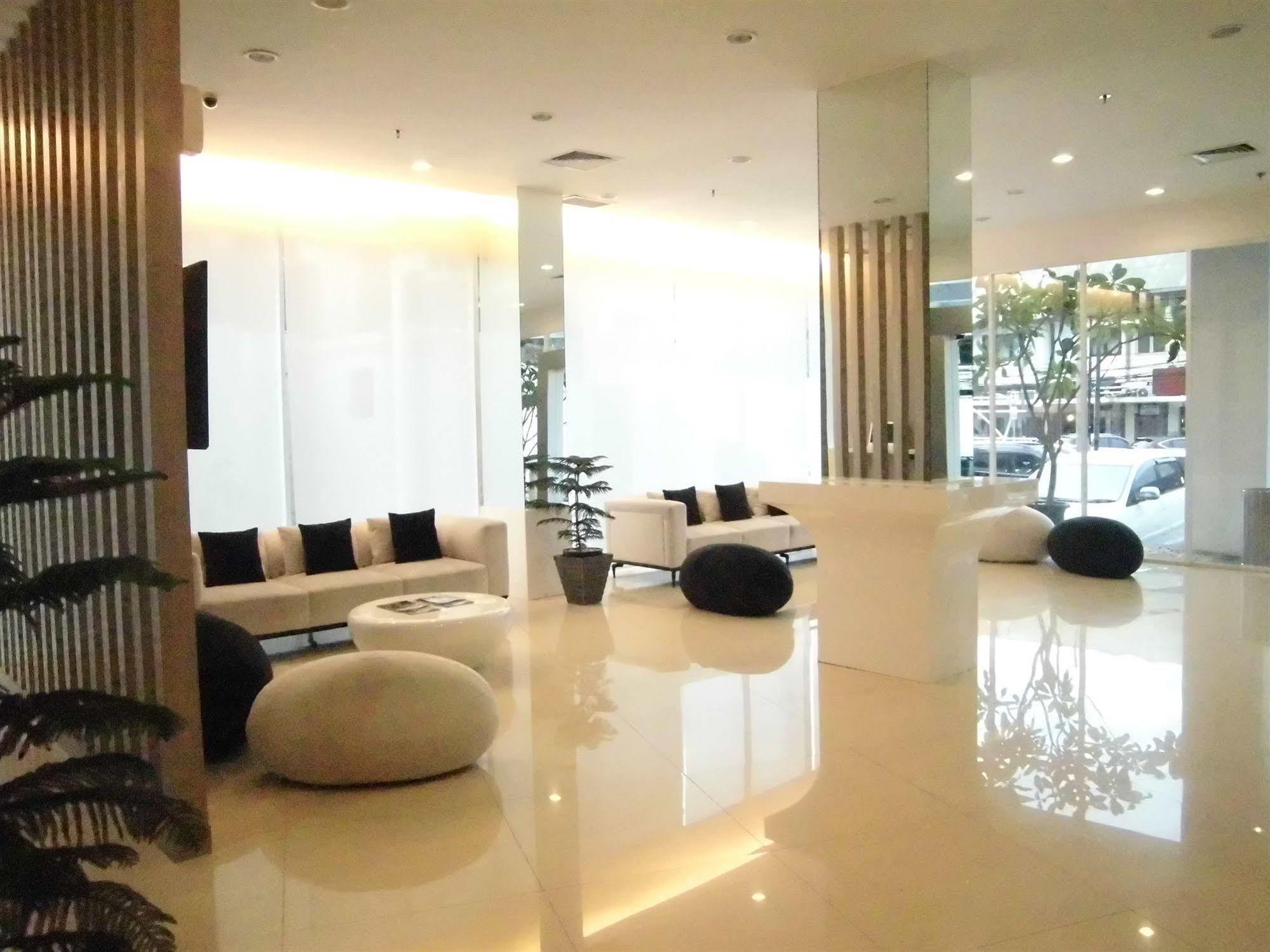 Whiz Hotel Cikini Jakarta Eksteriør billede